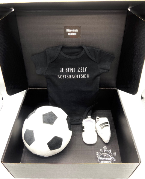 Haven Grazen hoogtepunt Kraamcadeau baby met romper voetbal sneakers - koetsiekoetsie - kan ook  rechstreeks als cadeau worden verstuurd - babyshower - kraampakket kopen |  Baby / Geboorte