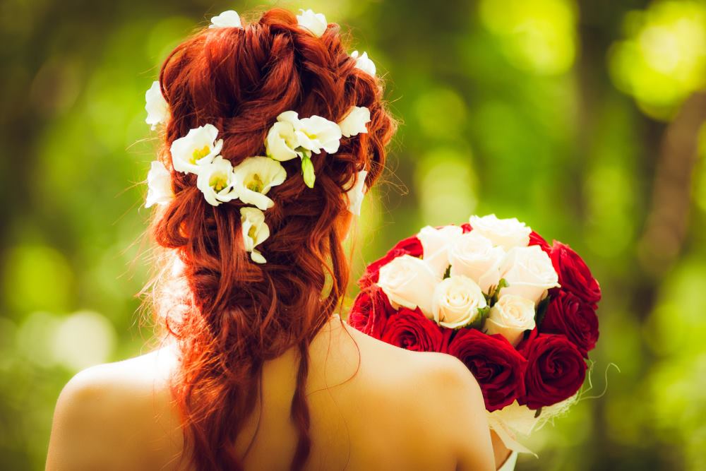 Bloemen in je haar op je bruiloft